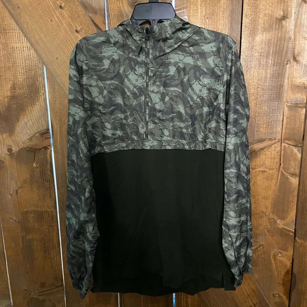 Under Armour fitted windbreaker/pullover